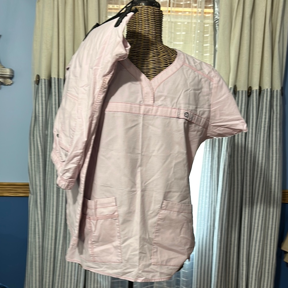 WonderWink light Pink Scrub Top size Large and pants size X-Large with Pockets.